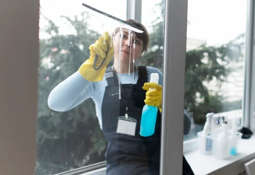 Nettoyage de vitres intérieures et extérieures à Cours